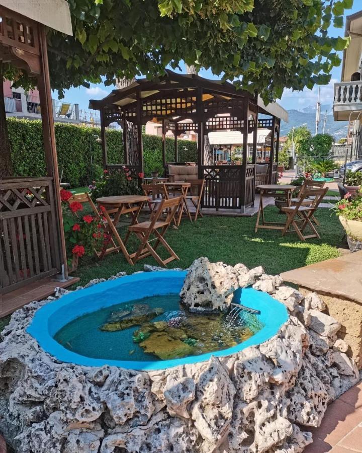 Hotel Virginia Марина-ді-Масса Екстер'єр фото