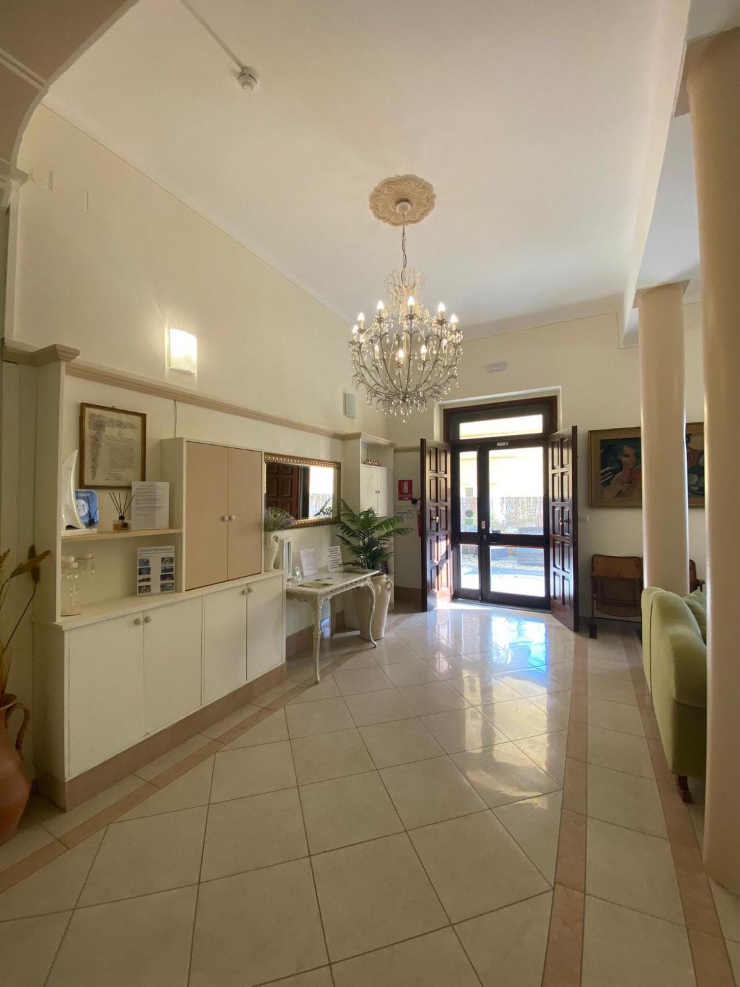 Hotel Virginia Марина-ді-Масса Екстер'єр фото