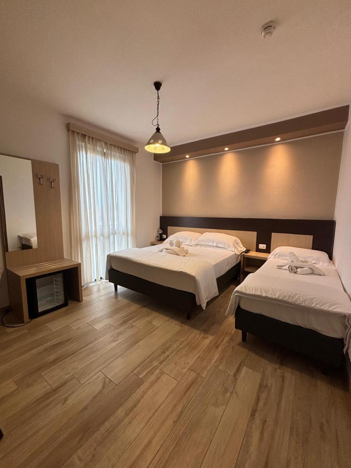 Hotel Virginia Марина-ді-Масса Екстер'єр фото