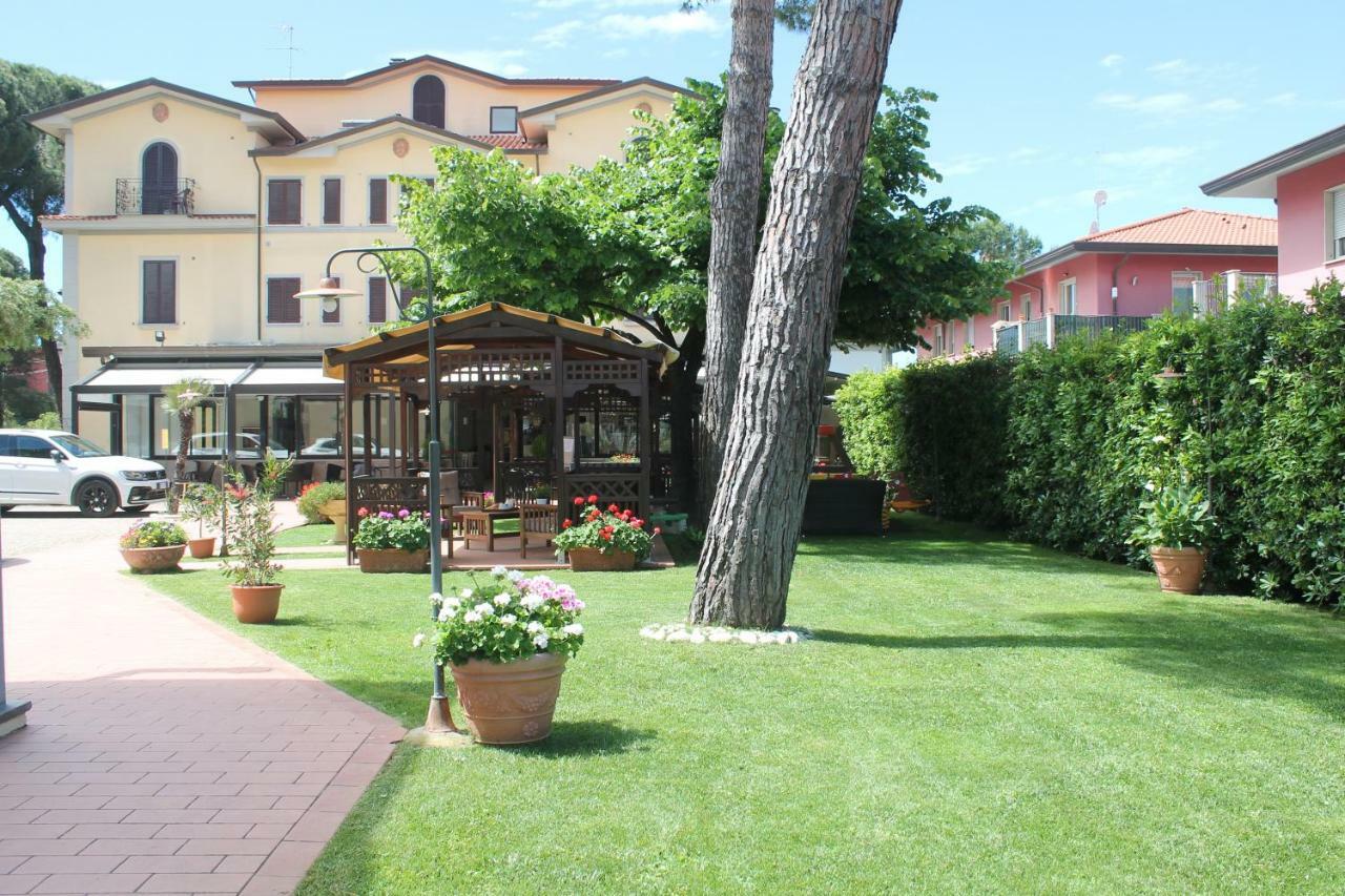 Hotel Virginia Марина-ді-Масса Екстер'єр фото